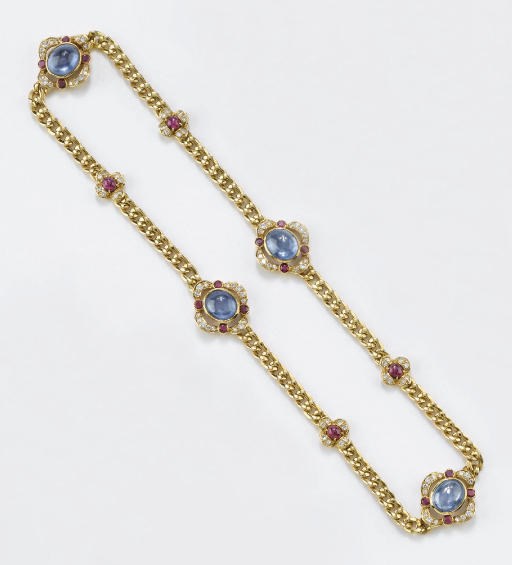 GIROCOLLO IN ORO CON ZAFFIRI CABOCHON, RUBINI E BRILLANTI