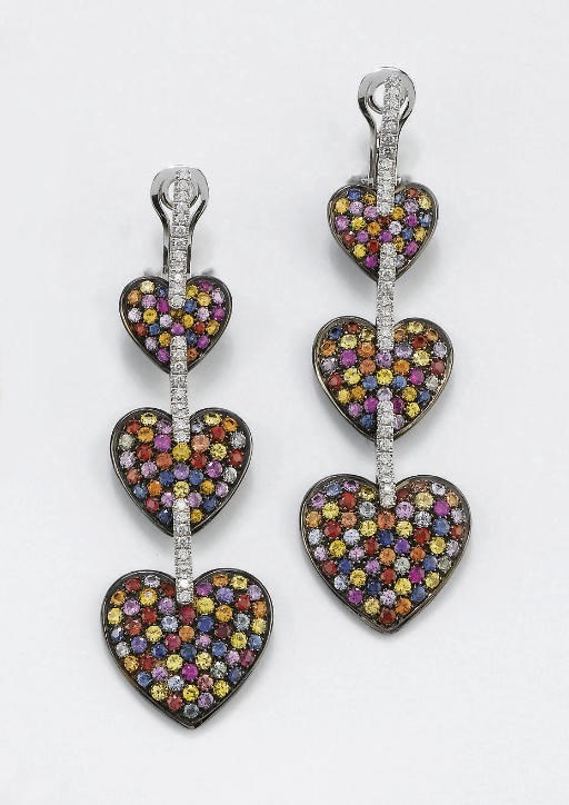 PAIO DI ORECCHINI PENDENTI IN ORO, ARGENTO, ZAFFIRI COLORATI E DIAMANTI