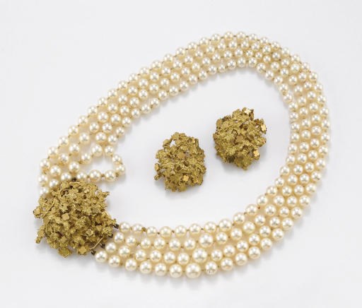 DEMI PARURE IN ORO, FIRMATA BULGARI; E UNA COLLANA IN PERLE COLTIVATE