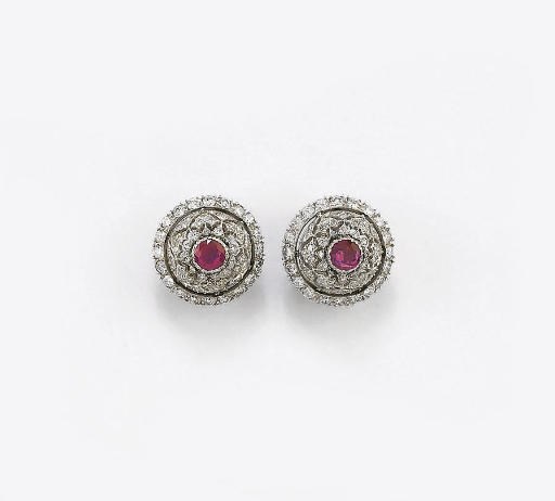 PAIO DI ORECCHINI CON RUBINI E DIAMANTI, FIRMATI BUCCELLATI