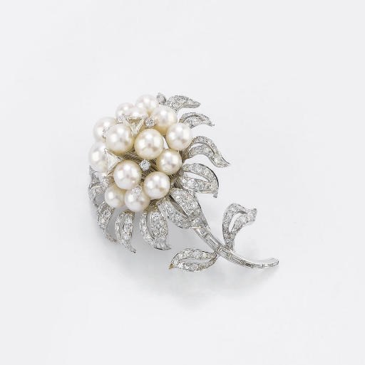 SPILLA IN ORO E PLATINO CON PERLE COLTIVATE E DIAMANTI, FIRMATA WEBB