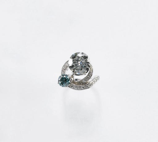 ANELLO IN ORO, DIAMANTE INCOLORE E DIAMANTE AZZURRO TRATTATO