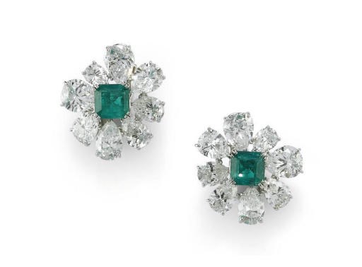 PAIO DI ORECCHINI IN PLATINO CON SMERALDI E DIAMANTI, DI HARRY WINSTON