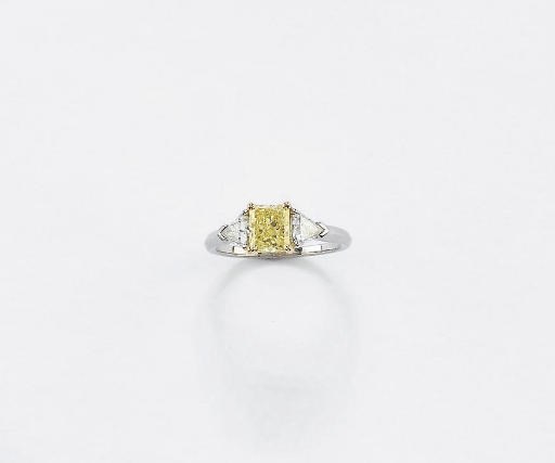 ANELLO IN PLATINO CON DIAMANTE FANCY INTENSE YELLOW E DIAMANTI
