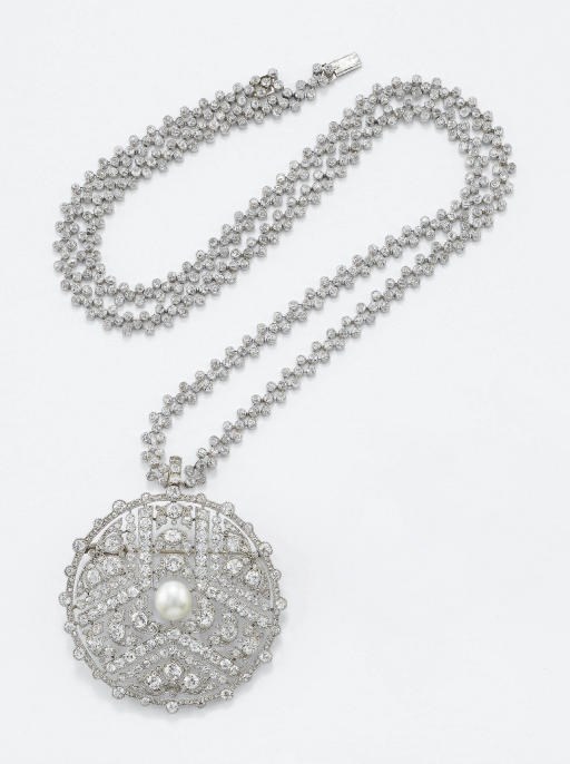 SAUTOIR ART DECO IN PLATINO E BRILLANTI FIRMATO CARTIER CON PENDENTE IN BRILLANTI E PERLA NATURALE A BOTTONE DI CARTIER