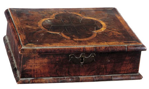A QUEEN ANNE OLIVEWOOD OYSTER-VENEERED SYCAMORE BANDED AND WALNUT LACE BOX
