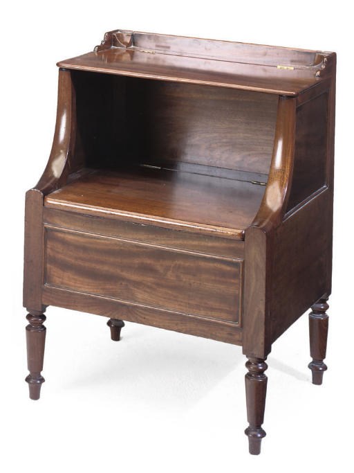 A GEORGE III MAHOGANY COMMODE