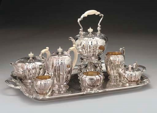 A 20TH CENTURY 7-PIECE SILVER TEA/COFFEE SERVICE WITH TRAY EN SUITE,