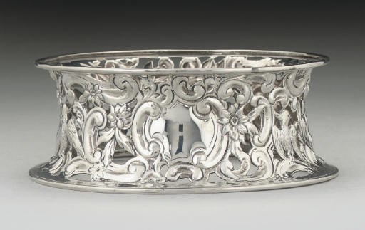 AN EARLY 20TH CENTURY REPRODUCTION OF AN 18TH CENTURY IRISH DISH RING,