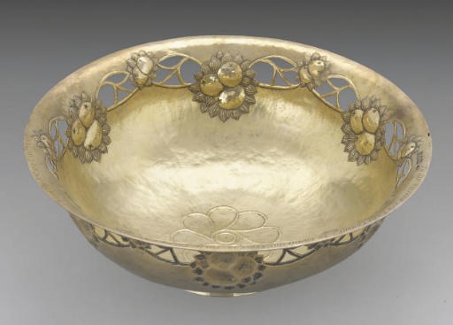 AN EDWARDIAN SILVER-GILT FRUIT BOWL,