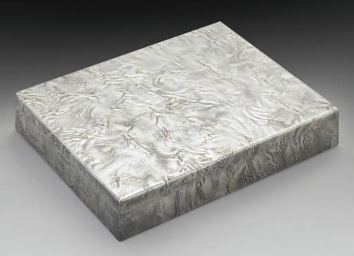 A MODERN SILVER CIGAR BOX WITH SAMORODOC FINISH,