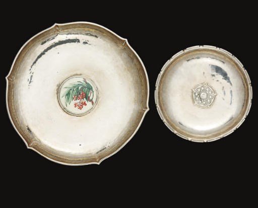 AN ARTS & CRAFTS SILVER DISH,