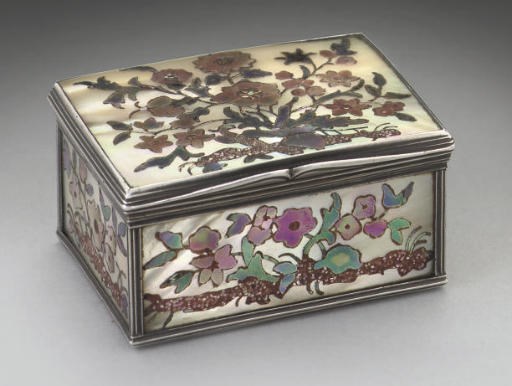 AN 18TH CENTURY FRENCH SILVER-MOUNTED MOTHER-O'-PEARL SNUFF BOX,