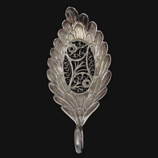 A GEORGE III SILVER FEATHERED LEAF CADDY SPOON,