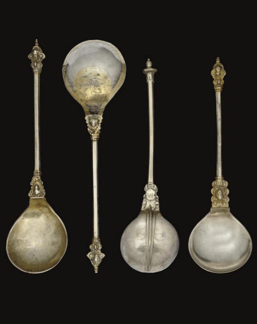 A PAIR OF LATE 17TH/EARLY 18TH CENTURY GERMAN PARCEL-GILT SILVER SPOONS