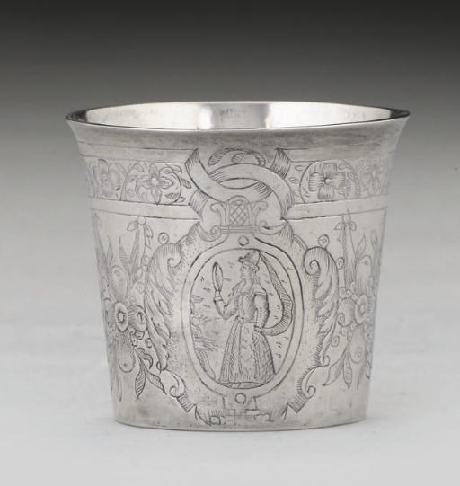 A SMALL 17TH CENTURY GERMAN SILVER BEAKER,