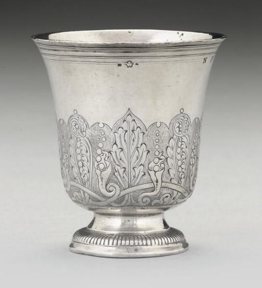 AN EARLY 18TH CENTURY FRENCH SILVER BEAKER,