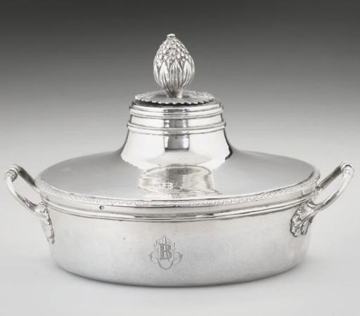 A LATE 18TH/EARLY 19TH CENTURY FRENCH SILVER VEGETABLE DISH & COVER,