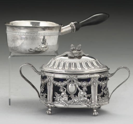 A LATE 18TH CENTURY FRENCH SILVER COVERED SUGAR BOWL,