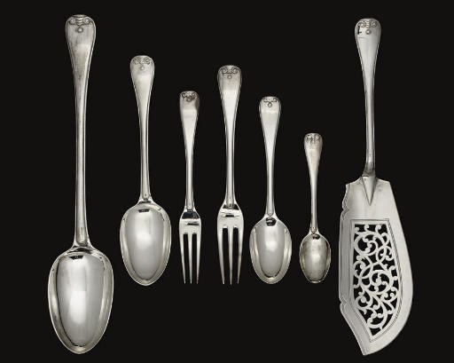 AN EARLY 20TH CENTURY SILVER TABLE SERVICE OF HANOVERIAN RAT-TAIL, BEAD & SCROLL PATTERN FLATWARE WITH SOME ADDITIONAL VICTORIAN PIECES,