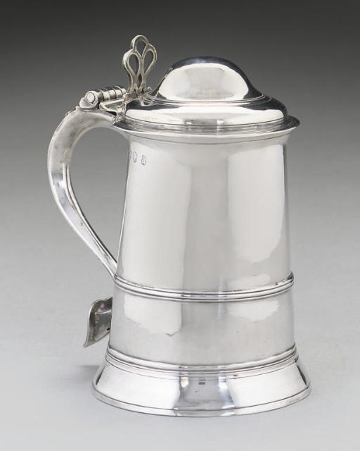 A GEORGE III SILVER TANKARD,
