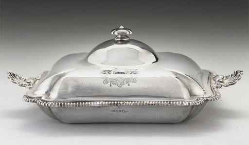 A GEORGE III SILVER ENTREE DISH & COVER,
