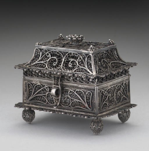 A SMALL EARLY 19TH CENTURY RUSSIAN SILVER FILIGREE CASKET