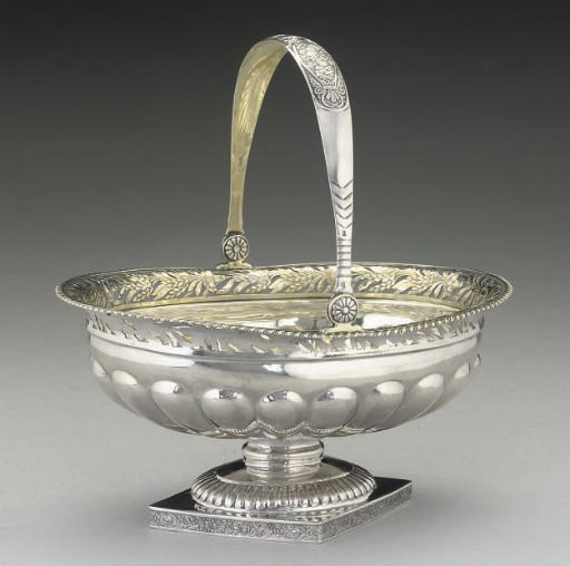 AN EARLY 19TH CENTURY RUSSIAN SILVER SWING-HANDLED OVAL FRUIT BASKET,