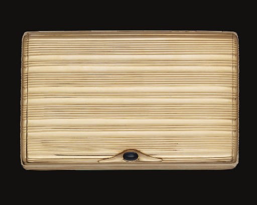 AN EARLY 20TH CENTURY RUSSIAN GOLD CIGARETTE CASE,
