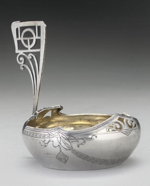 AN EARLY 20TH CENTURY RUSSIAN SILVER KOVSH OF PAN-SLAVIC DESIGN,