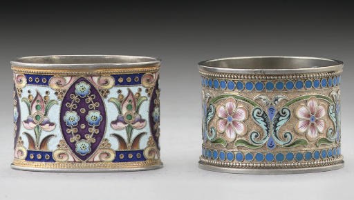 AN EARLY 20TH CENTURY SILVER-GILT & ALL-OVER CLOISONNE ENAMEL NAPKIN RING,
