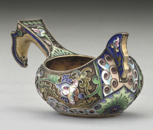 AN EARLY 20TH CENTURY RUSSIAN SILVER-GILT & ENAMEL KOVSH,