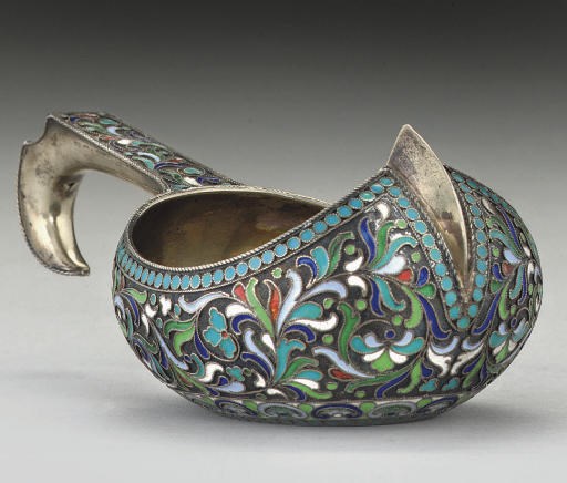 AN EARLY 20TH CENTURY RUSSIAN SILVER-GILT & CLOISONNE ENAMEL KOVSH,