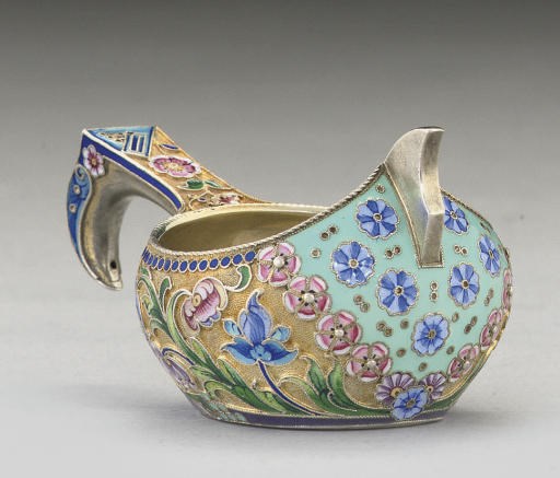 A SMALL EARLY 20TH CENTURY RUSSIAN SILVER-GILT & CLOISONNE ENAMEL KOVSH