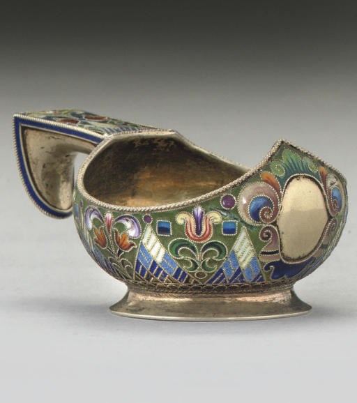 A SMALL EARLY 20TH CENTURY RUSSIAN SILVER-GILT & CLOISONNE ENAMEL KOVSH