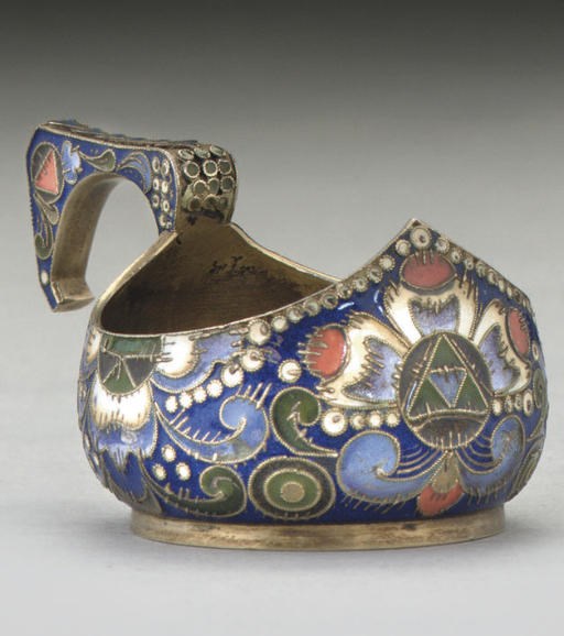 A SMALL EARLY 20TH CENTURY RUSSIAN SILVER-GILT & CLOISONNE ENAMEL KOVSH,