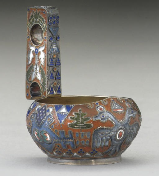 A SMALL EARLY 20TH CENTURY RUSSIAN SILVER-GILT & CLOISONNE ENAMEL KOVSH,