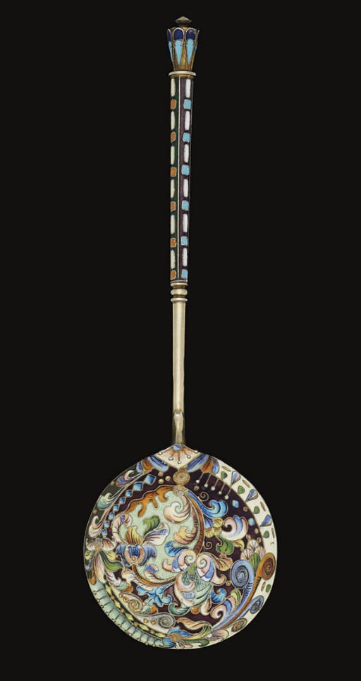 AN EARLY 20TH CENTURY RUSSIAN SILVER-GILT & CLOISONNE ENAMEL SPOON,