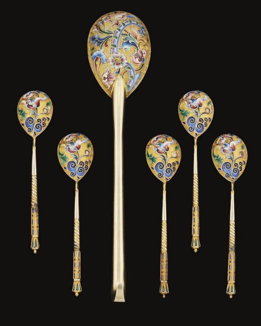 A LATE 19TH/EARLY 20TH CENTURY RUSSIAN SILVER-GILT & CLOISONNE ENAMEL HOOK-END SPOON,