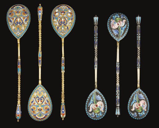 A SET OF SIX LATE 19TH/EARLY 20TH CENTURY RUSSIAN SILVER-GILT & CLOISONNE ENAMEL LEMON TEA SPOONS,