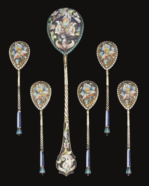 AN EARLY 20TH CENTURY RUSSIAN SILVER-GILT & CLOISONNE ENAMEL SPOON,