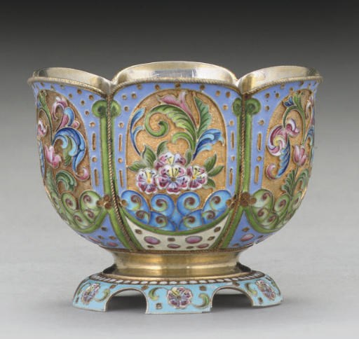 AN EARLY 20TH CENTURY RUSSIAN SILVER-GILT & SHADED CLOISONNE ENAMEL SUGAR BOWL,