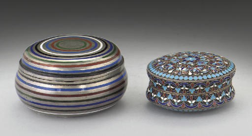 A 19TH CENTURY RUSSIAN PARCEL-GILT SILVER & CHAMPLEVE ENAMEL SNUFF BOX,