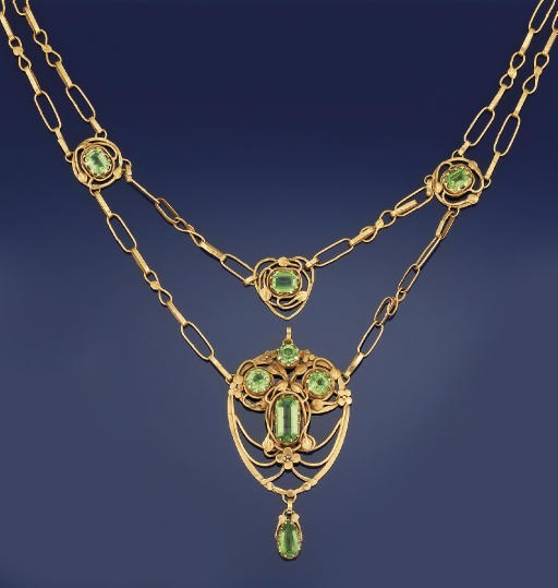 AN ARTS AND CRAFTS GOLD AND PERIDOT NECKLACE, BY THALIA HOW