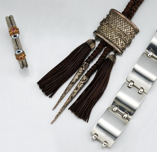 A GROUP OF JEWELLERY AND COSTUME JEWELLERY