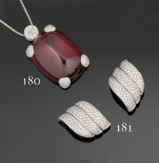 A PAIR OF DIAMOND EARCLIPS