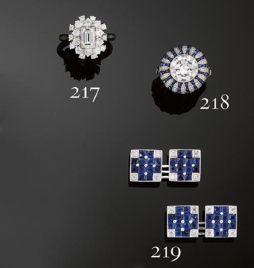 A diamond cluster ring