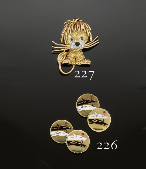 A PAIR OF ART DECO GOLD AND ENAMEL CUFFLINKS