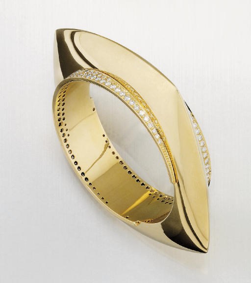 AN 18CT. GOLD AND DIAMOND BANGLE