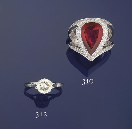 A DIAMOND SINGLE STONE RING
